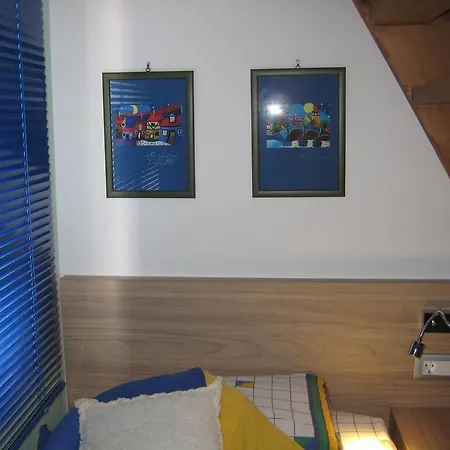 With A Small Loft And Modern Kitchen Διαμέρισμα *
