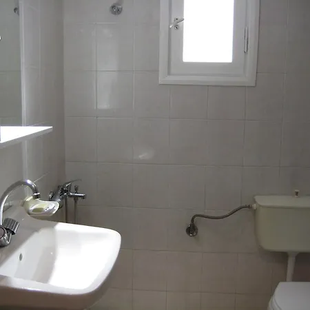 With A Small Loft And Modern Kitchen Διαμέρισμα *