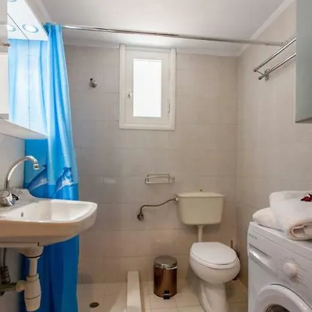 With A Small Loft And Modern Kitchen Apartamento La Canea